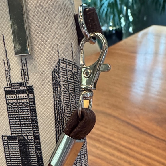 Chicago Themed Crossbody Bag - Picture 4 of 6